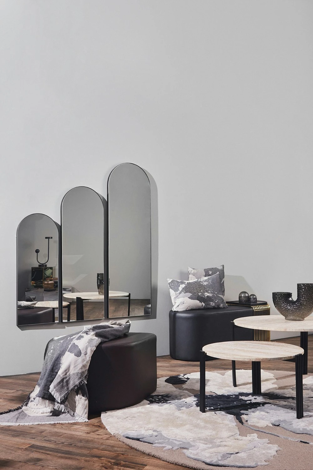 AYTM Tribus Kaffeetisch 80 Cm, Schwarz / Travertinfarben 2 AYTM Tribus Kaffeetisch 80 Cm, Schwarz / Travertinfarben – Bild 2