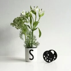Design Letters Flower Holder, Schwarz -SitzEleganz Geschaft design letters design letters flower holder schwarz 2