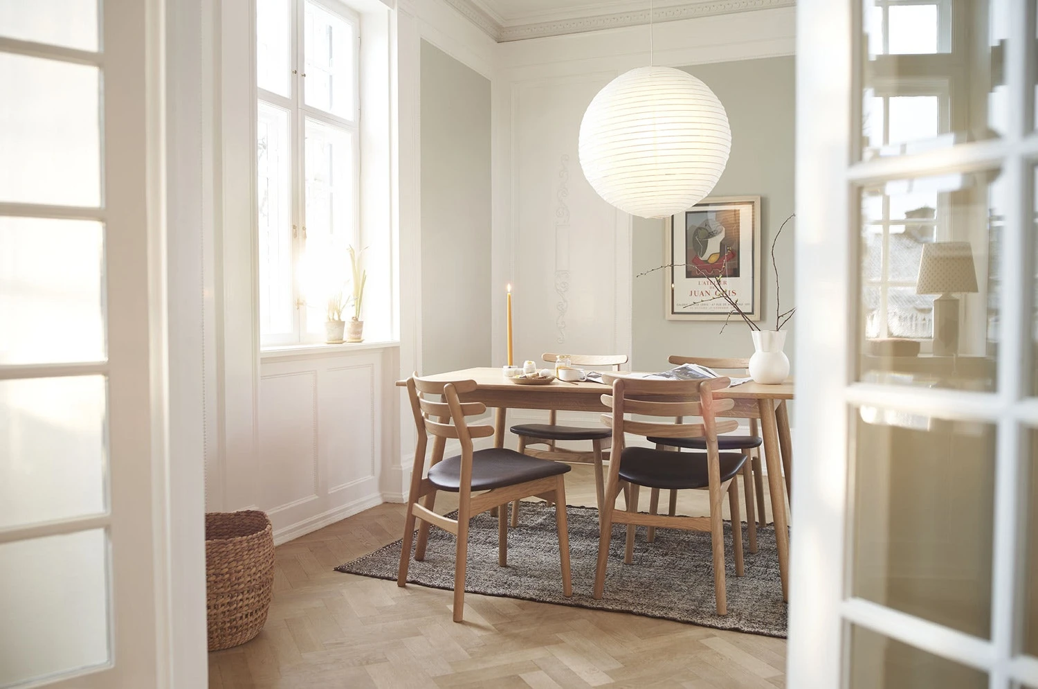 J48 Dining Chair , Lacquered Oak / Black Leather 2 J48 Dining Chair , Lacquered Oak / Black Leather – Bild 2