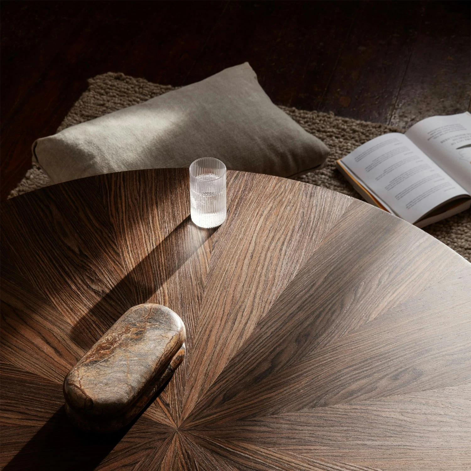 Ferm LIVING Post Kaffeetisch Smoked Oak Star Ø65 X 41.4 Cm / Small 4 Ferm LIVING Post Kaffeetisch Smoked Oak Star Ø65 X 41.4 Cm / Small – Bild 4