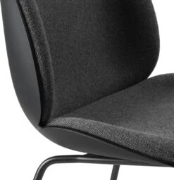 Gubi Beetle Stuhl Gepolstert Vorderseite / Kegelförmige Basis, Hallingdal 65 173 7 Gubi Beetle Stuhl Gepolstert Vorderseite / Kegelförmige Basis, Hallingdal 65 173 -SitzEleganz Geschaft gubi beetle dining chair front matt black 7