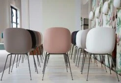 Gubi Beetle Dining Chair Unupholstered, Conic Base Black, Set Of 4, Pebble Brown 6 Gubi Beetle Dining Chair Unupholstered, Conic Base Black, Set Of 4, Pebble Brown -SitzEleganz Geschaft gubi beetle stuhl 4er pack schwarz sweet pink 2 2