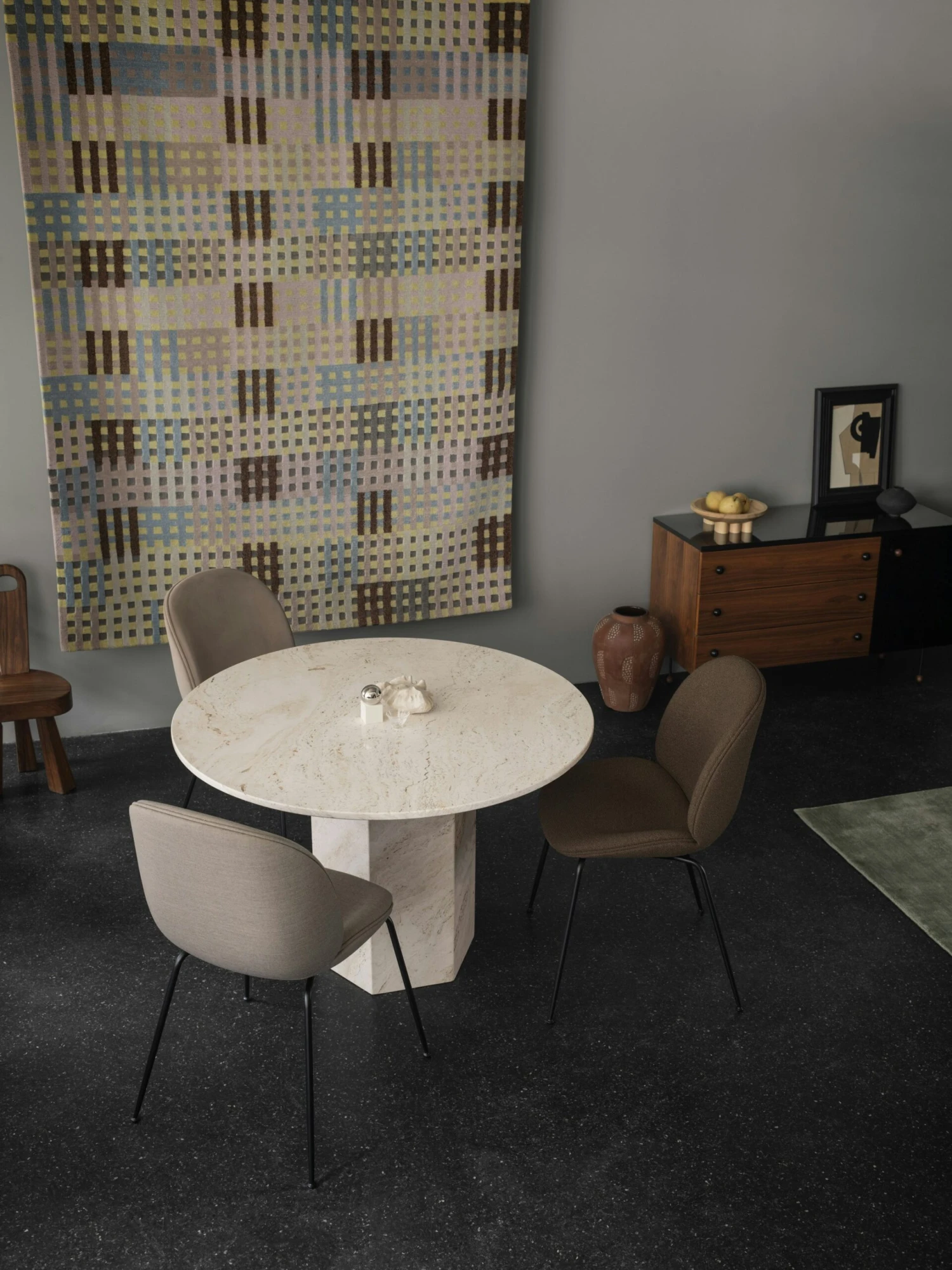 Gubi Beetle Stuhl Gepolstert / Kegelförmige Basis, Remix 3 233 5 Gubi Beetle Stuhl Gepolstert / Kegelförmige Basis, Remix 3 233 – Bild 5