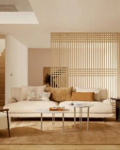 Gubi Flaneur Sofa LC 2,5-Sitzer, Bein Messing / Hot Madison 073 Beige 5 Gubi Flaneur Sofa LC 2,5-Sitzer, Bein Messing / Hot Madison 073 Beige -SitzEleganz Geschaft gubi flaneur sofa lc 1 1