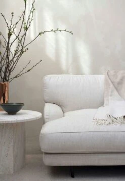 Gubi Flaneur Sofa LC 3-Sitzer, Beine Messing / Hot Madison 419 Off White 8 Gubi Flaneur Sofa LC 3-Sitzer, Beine Messing / Hot Madison 419 Off White -SitzEleganz Geschaft gubi flaneur sofa lc 11 2