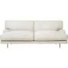 Gubi Flaneur Sofa LC 2-Sitzer, Beine Messing / Hot Madison 419 Off White