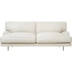 Gubi Flaneur Sofa LC 2-Sitzer, Beine Messing / Hot Madison 419 Off White