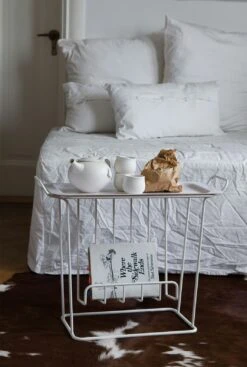 Maze Minnie Mae Tisch Mit Zeitschriftenständer, Weiß 7 Maze Minnie Mae Tisch Mit Zeitschriftenständer, Weiß -SitzEleganz Geschaft maze minnie mae tisch mit zeitschriftenstander 7