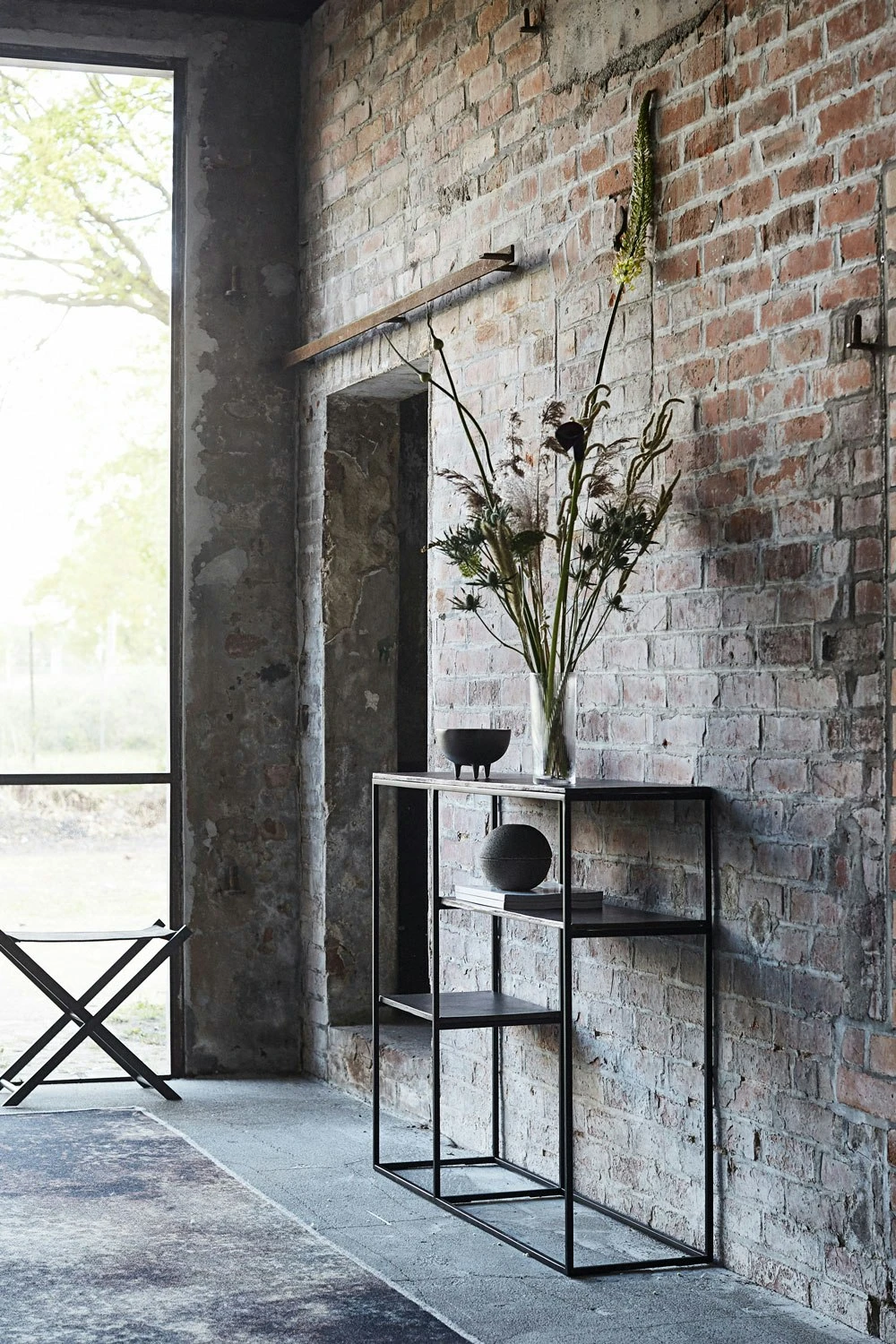 Muubs Hitch Konsolentisch L110xD30xH90 Cm, Schwarz / Altmessingfarben 2 Muubs Hitch Konsolentisch L110xD30xH90 Cm, Schwarz / Altmessingfarben – Bild 2