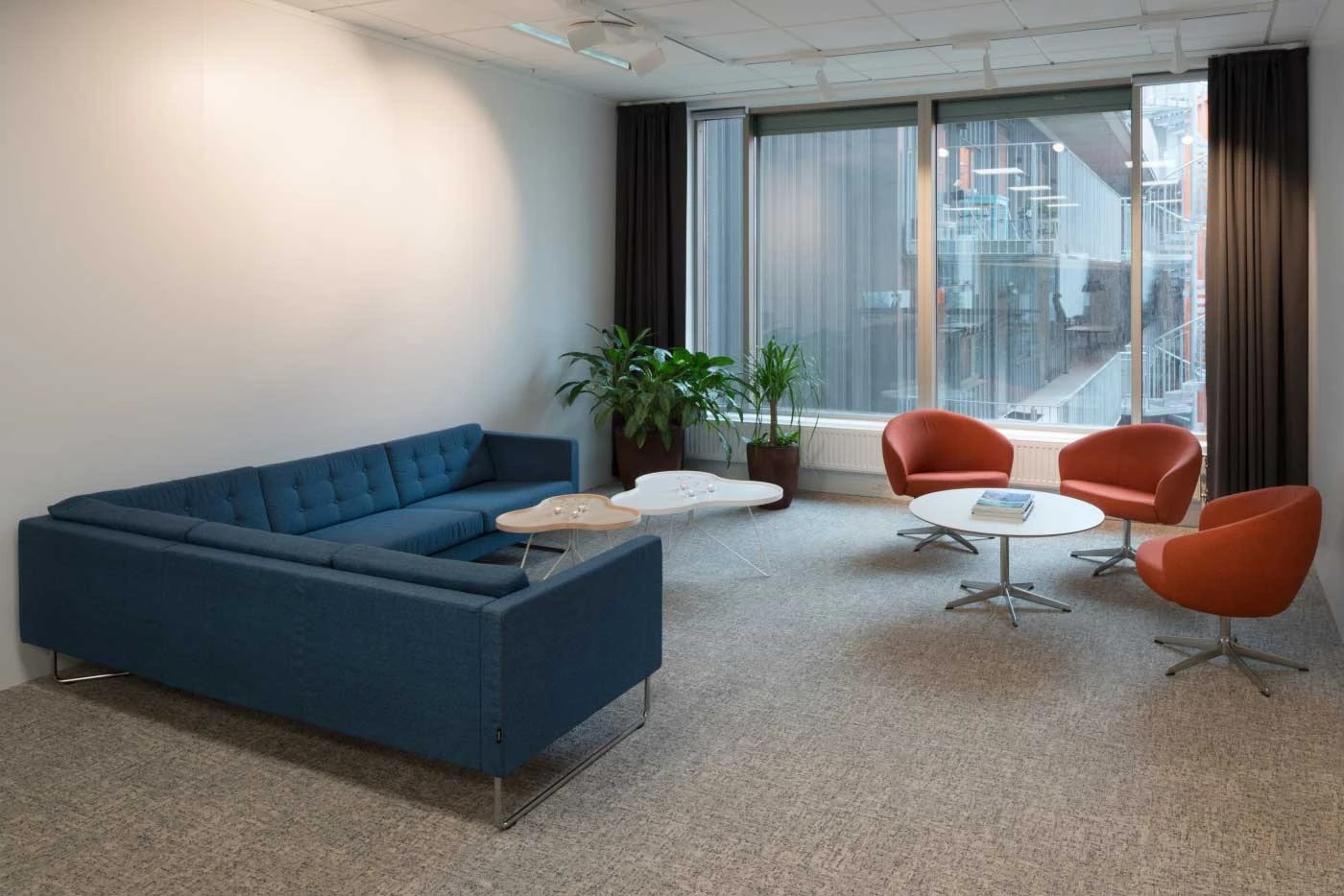 Swedese Flower Tisch 66x62cm, Eiche/Weiss 3 Swedese Flower Tisch 66x62cm, Eiche/Weiss – Bild 3