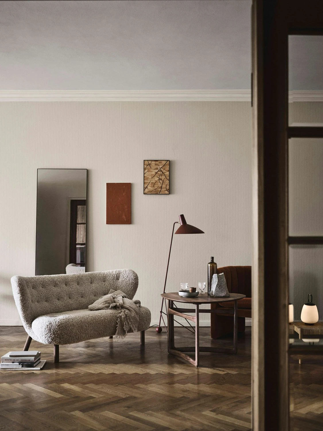 &Tradition Little Petra Sofa Vb2, In Geöltem Walnussholz / Schafleder Moonlight 3 &Tradition Little Petra Sofa Vb2, In Geöltem Walnussholz / Schafleder Moonlight – Bild 3