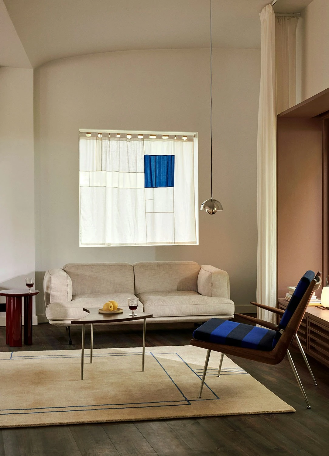 &Tradition Pinwheel HM7 Tisch, Walnussfarben/Edelstahl 2 &Tradition Pinwheel HM7 Tisch, Walnussfarben/Edelstahl – Bild 2